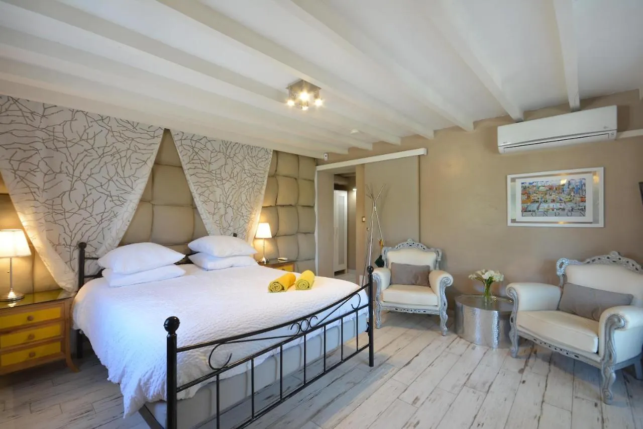 Chambres D Hotes Le Mas Julien Piscine Chauffee Adult Only Orange  3*, Orange (Vaucluse) France